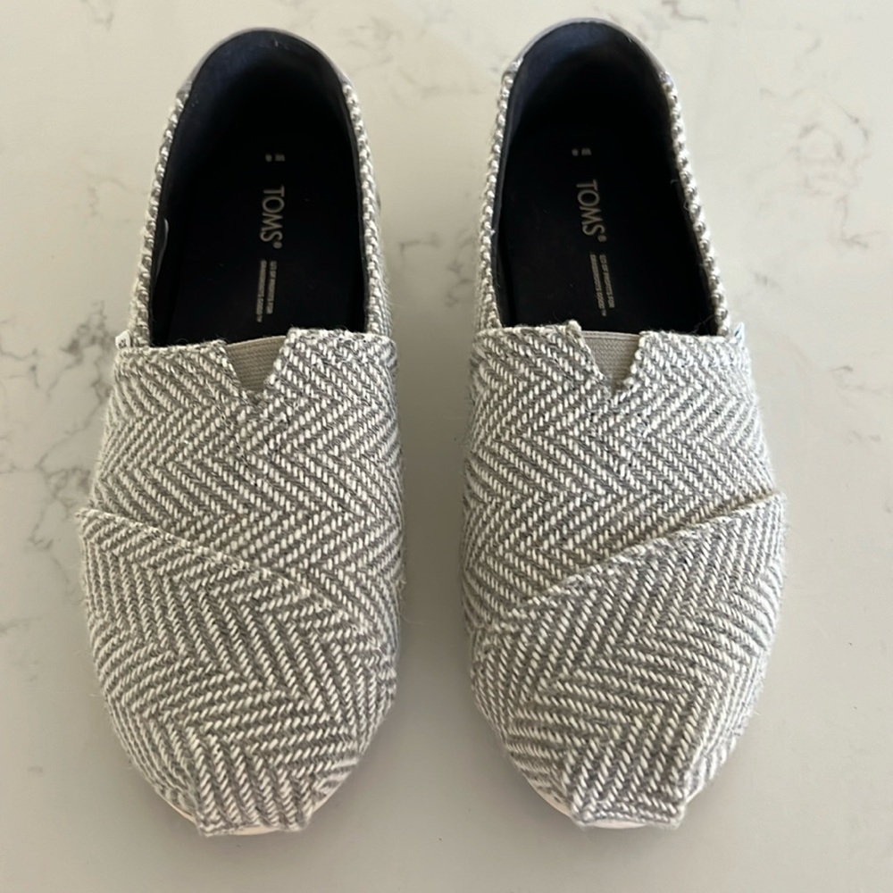 Tom’s size 8 shoes. Excellent condition.